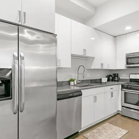 2Br Trendy Urban Apartment - Division 102W